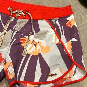 Patagonia size 6 women’s lace up and snap front board shorts